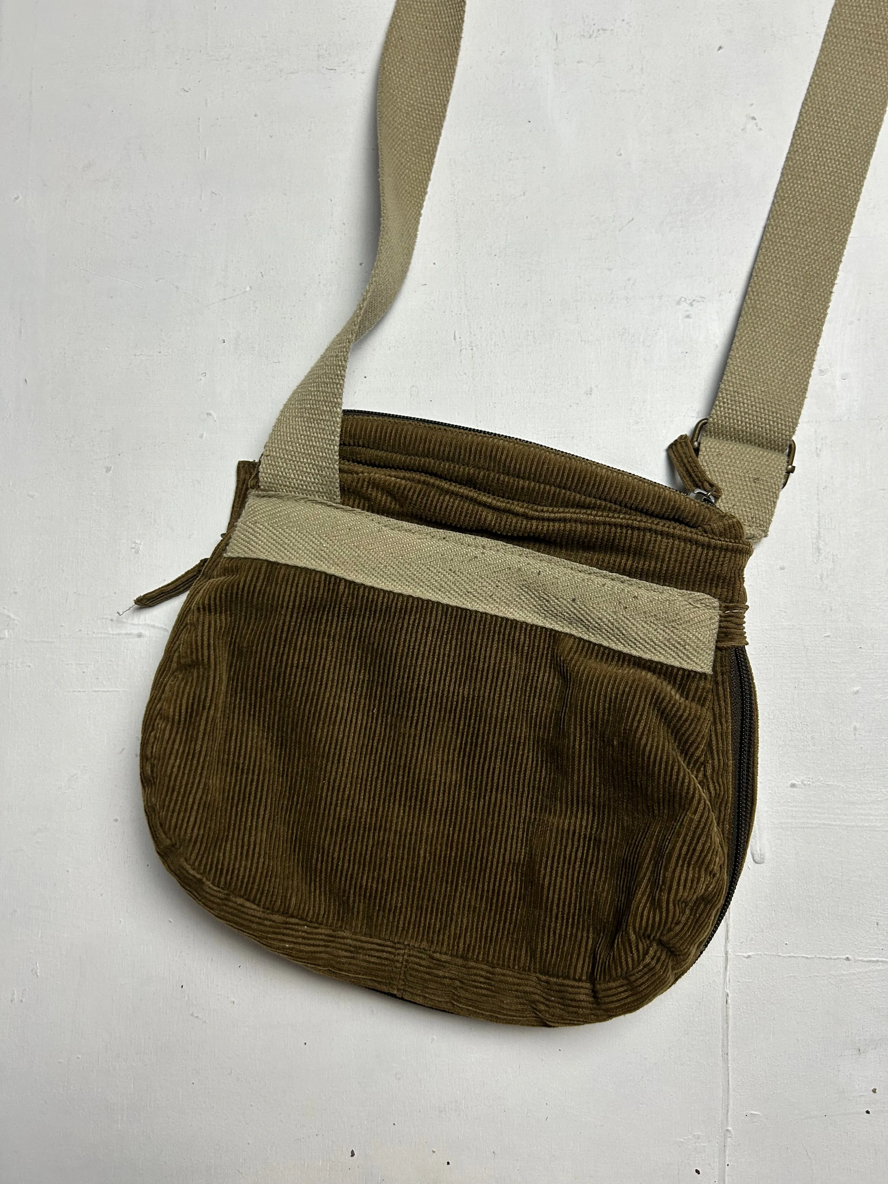 Khaki ribbed velvet besace crossbody bag