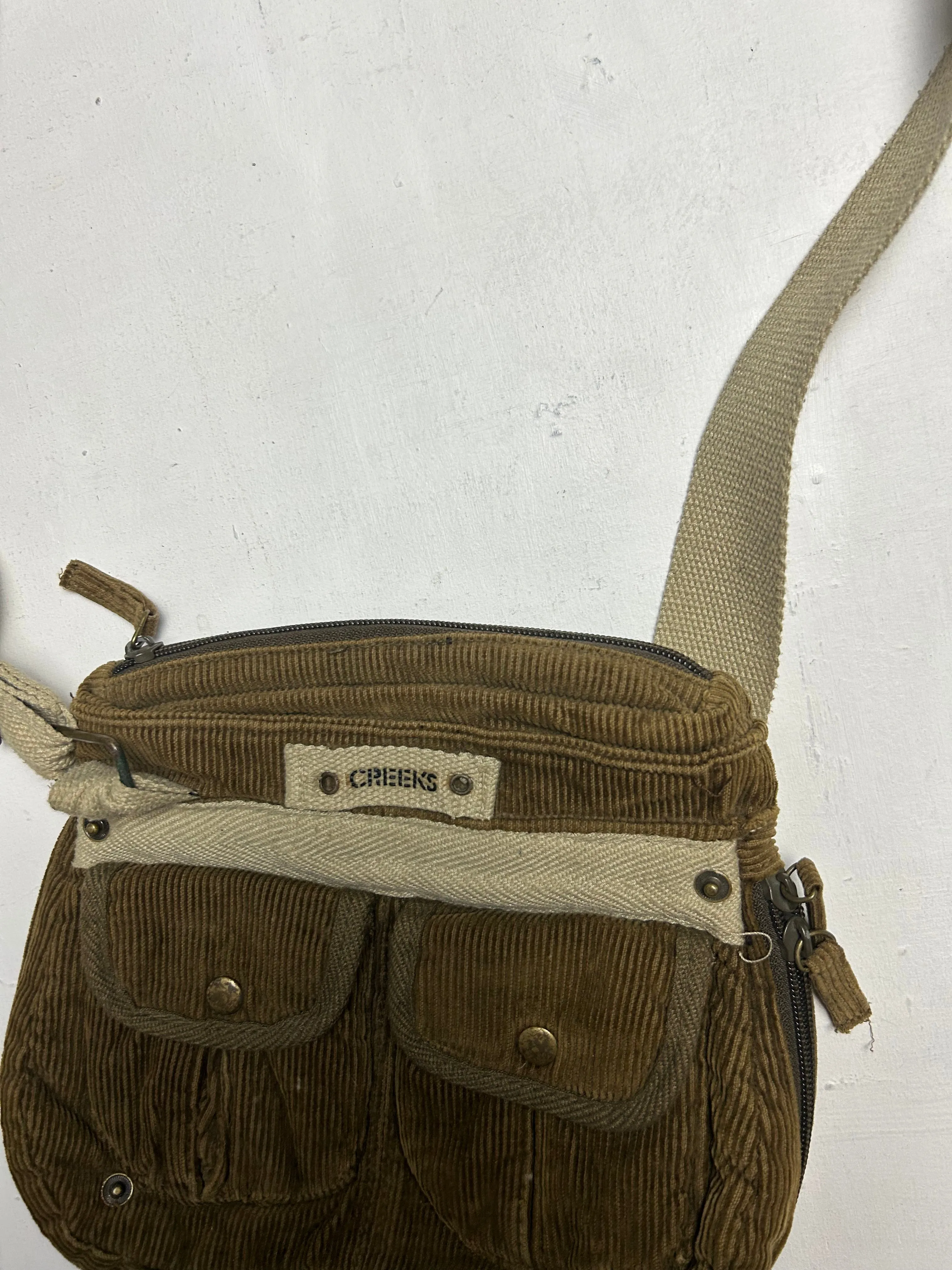 Khaki ribbed velvet besace crossbody bag